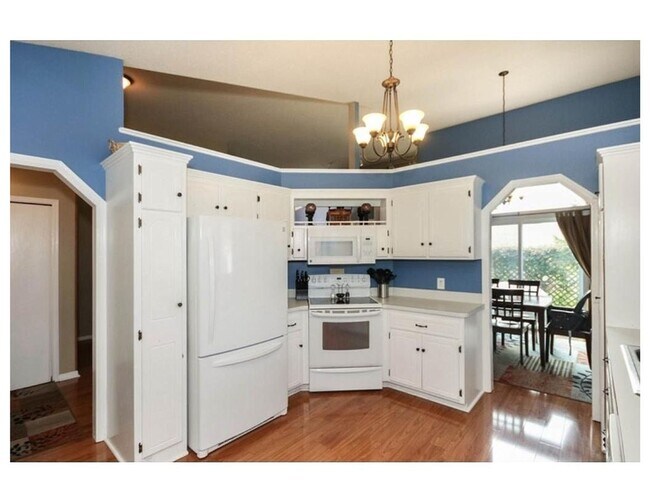 Building Photo - Gorgeous 4 Bed/3 Bath Single Family Home i...