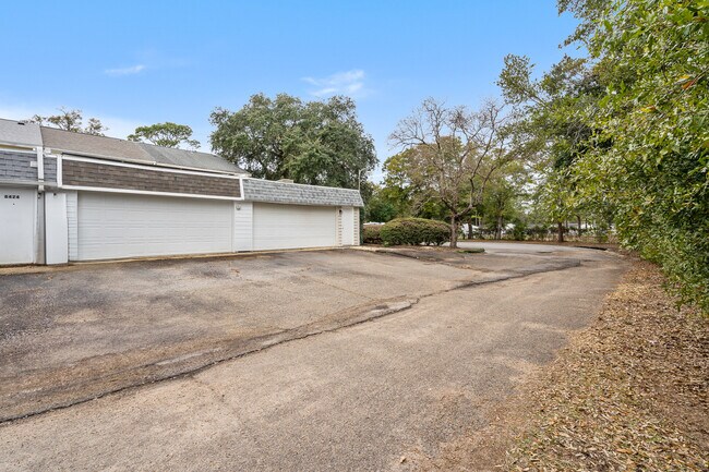 Building Photo - 8426 Williamsburg Cir