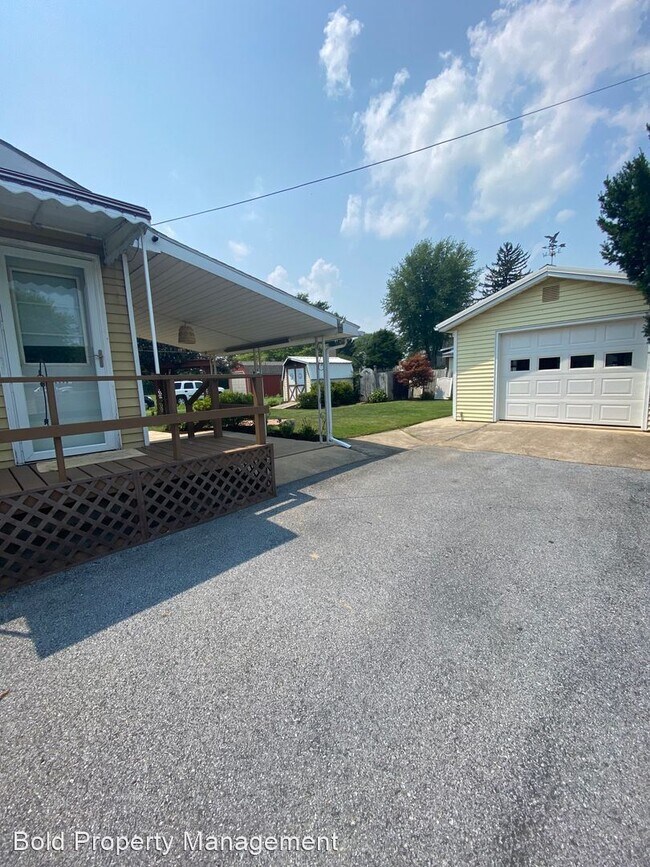 Building Photo - 3 br, 1 bath House - 323 Memorial Blvd.