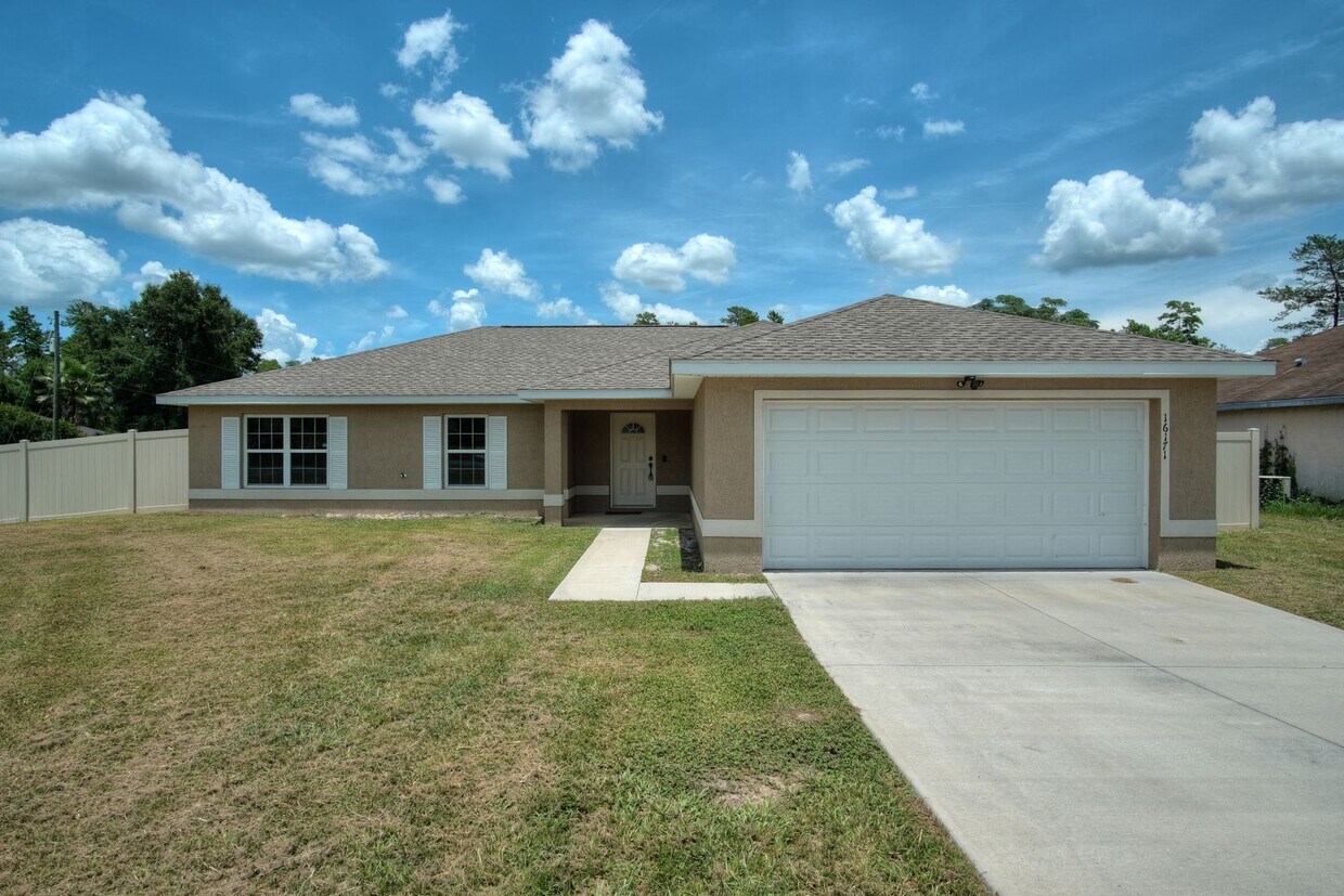 Primary Photo - Spacious 4/2/2 Available Now!
