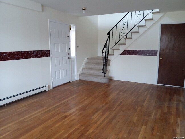 Foto del edificio - 42-16 Little Neck Pkwy