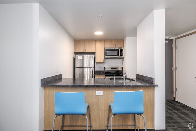 3 habitaciones, 3 baños - 870 pies cuadrados - Comedor - Central Collegetown - Catherine Commons