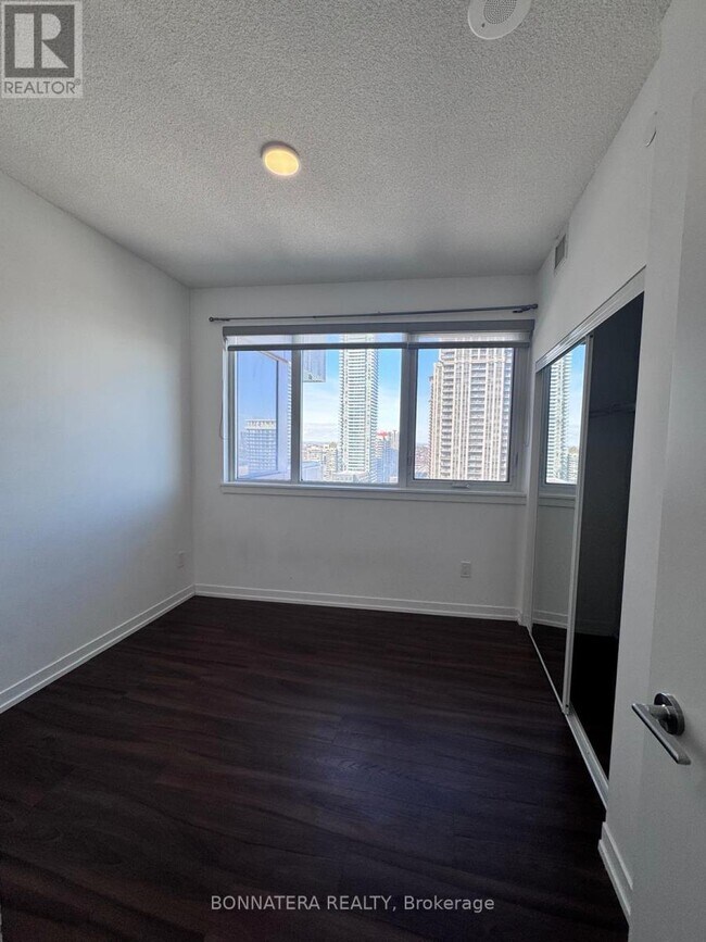 Photo du bâtiment - 4065 Confederation Pkwy