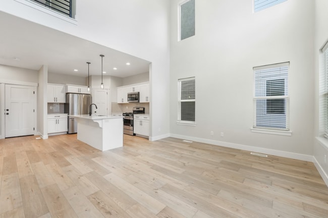 Building Photo - Spacious 4-Bedroom Townhome in Saratoga Springs - Modern Living & Prime Location