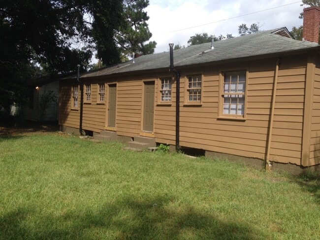 Foto del edificio - **ON HOLD**2 Bedroom / 1 Bathroom Duplex f...