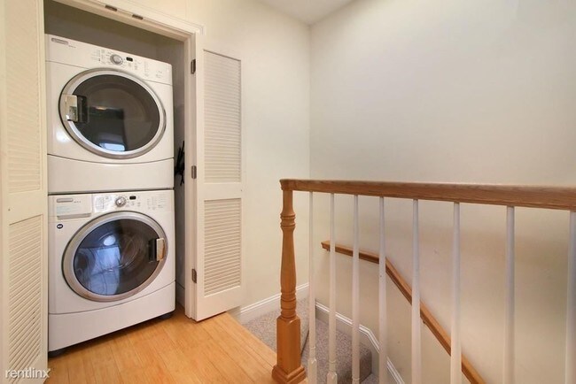 Building Photo - 3 br, 1 bath Apartment - 156 O St Unit 2MA