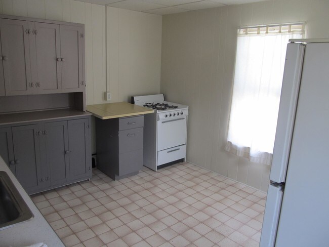 kitchen w/new stove - 132 N Winooski Ave