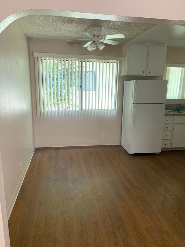 Building Photo - Spacious Upgraded Townhouse in E. End with...