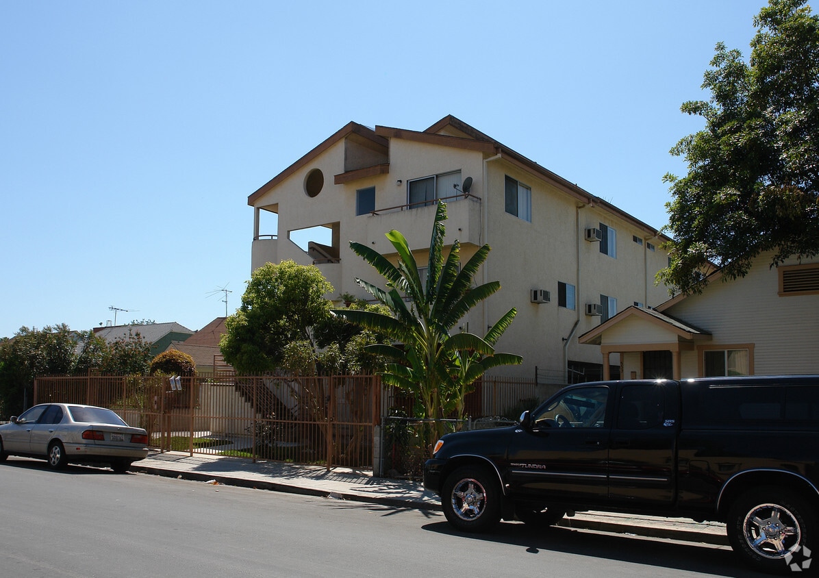 Building Photo - 547 N Kingsley Dr