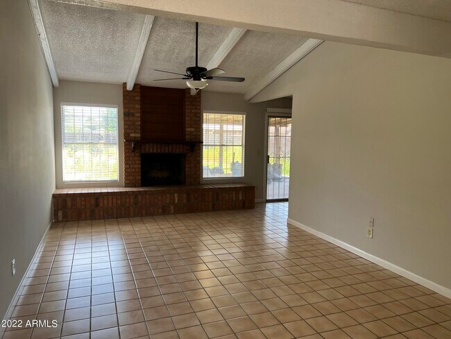 Foto del edificio - 7827 W College Dr