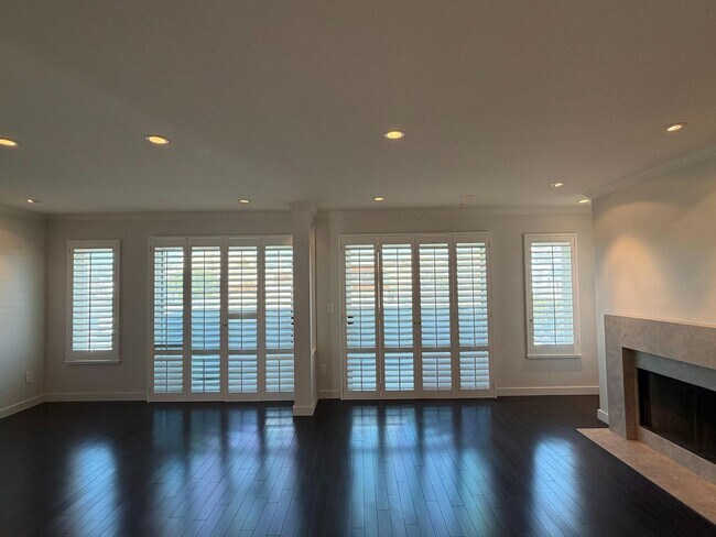 Building Photo - Luxury Pacific Heights 3BD/2.5BA with Private Rooftop Deck