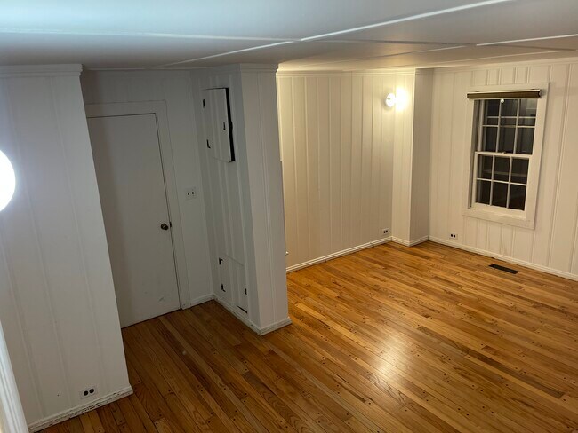 Building Photo - 527 Danbury Rd