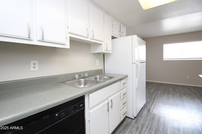 Building Photo - 3004 E Waltann Ln