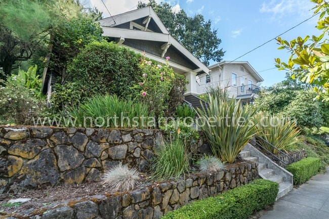Building Photo - Amazing upscale John's Landing home.