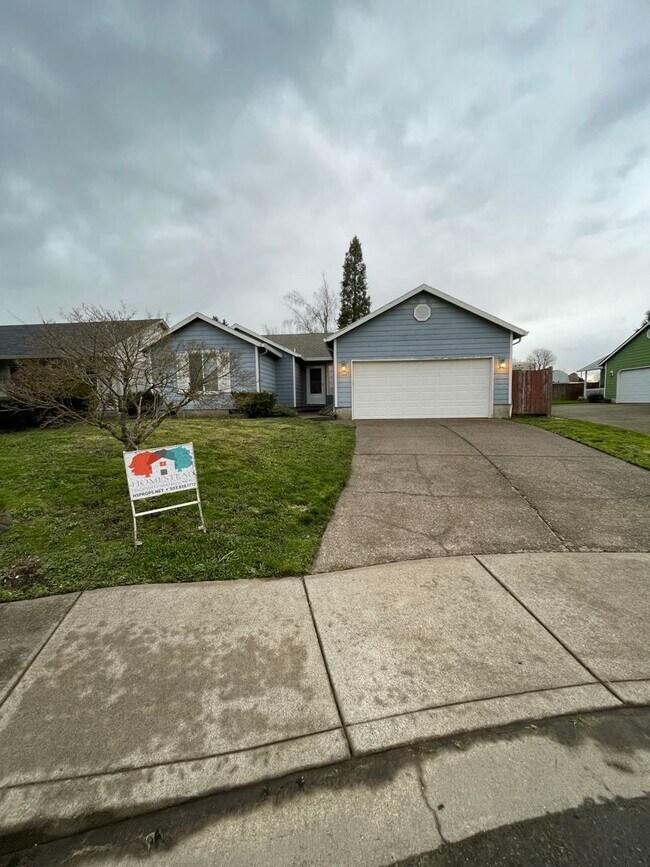 Building Photo - Hard to find 3 bedroom house in Monmouth!