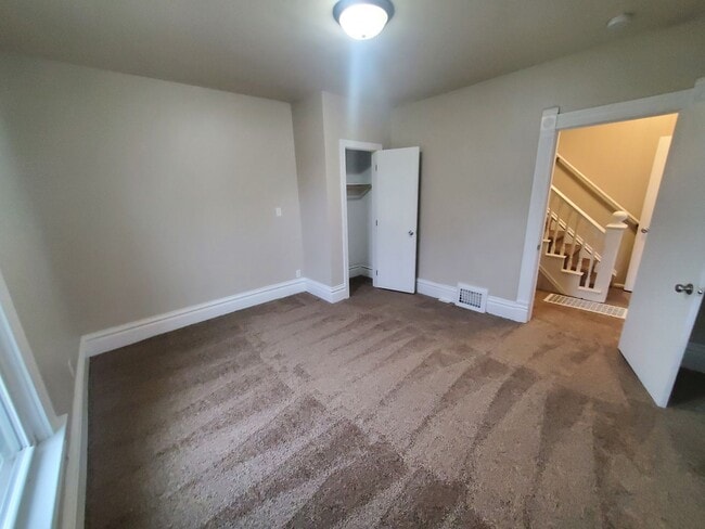 Building Photo - 4 Bedroom, 1 Bathroom home just South of D...