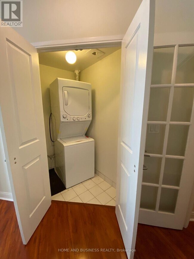 Photo du bâtiment - 70 Absolute Ave