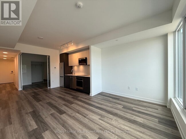 Building Photo - 880-880 The Queensway