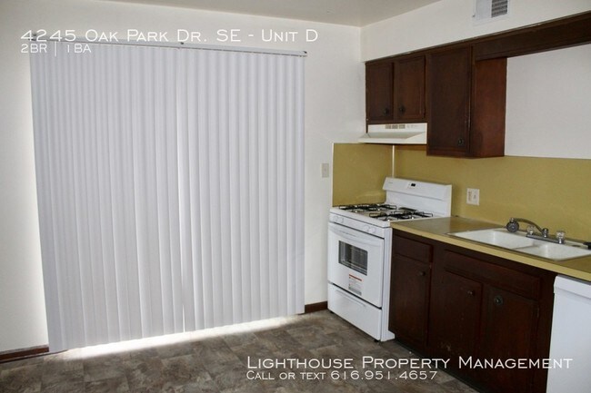 Building Photo - 4245 Oak Park Dr SE