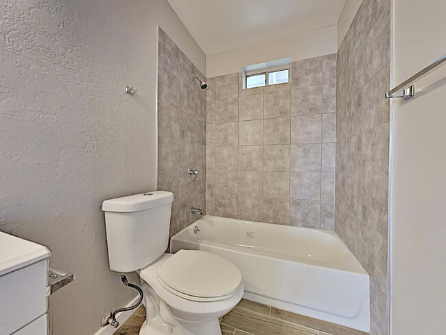Building Photo - Modern Comfort in Mesa – 2-Bedroom with Ya...