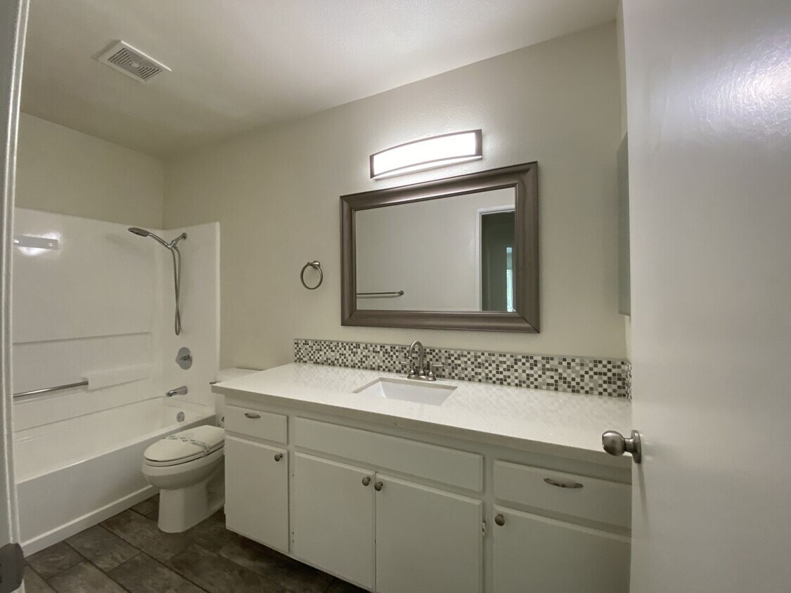 Foto principal - 2bed/2bath home in Mission Park Community!