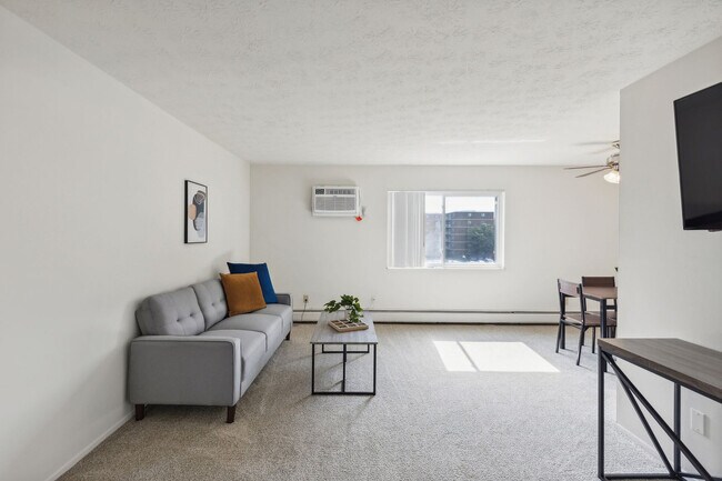 Foto del edificio - 5556 Broadview Rd