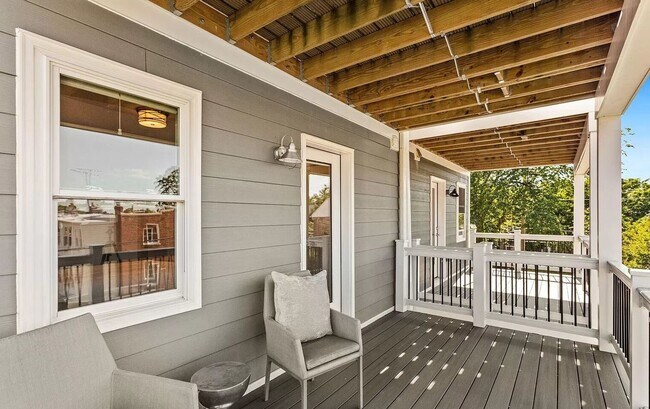 Foto del edificio - Updated 5 BR/4.5 BA Semi-Detached Home in ...