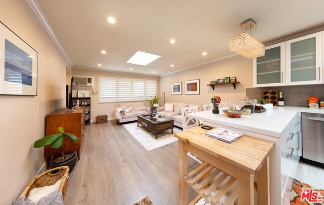 Building Photo - 938 Palm Ave