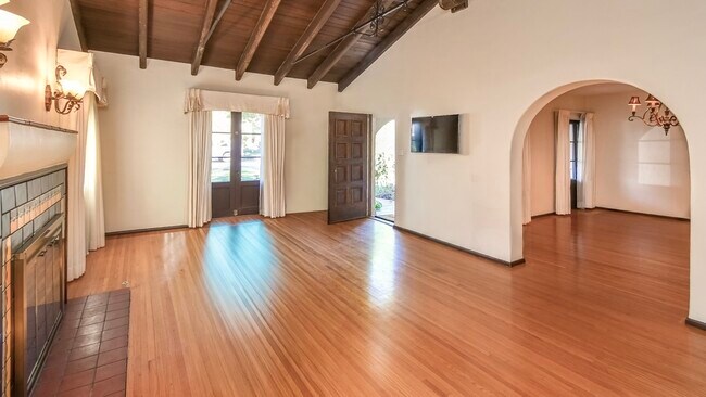 Foto del edificio - 2814 Fleur Dr