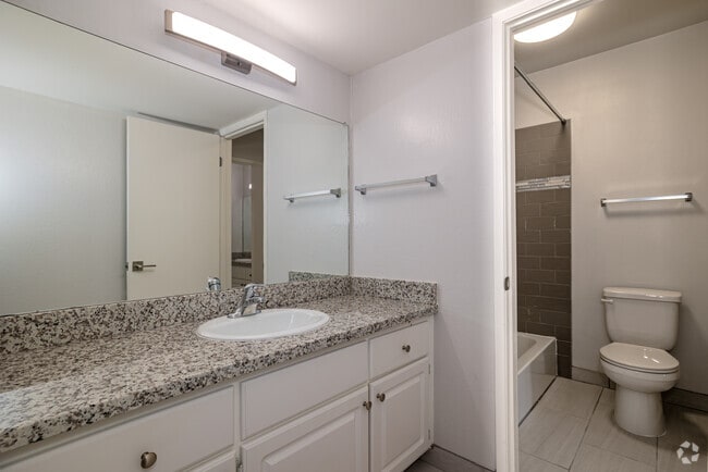 2BR, 1BA - 1,048SF - Riverside Gardens