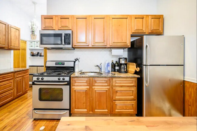 Plenty of cabinets - 134 Coles St