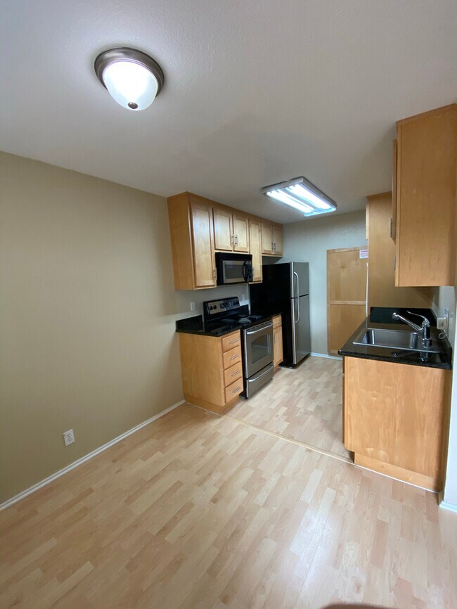 Building Photo - 900 Cambridge Dr