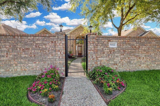 Building Photo - 5022 Coral Gables Dr