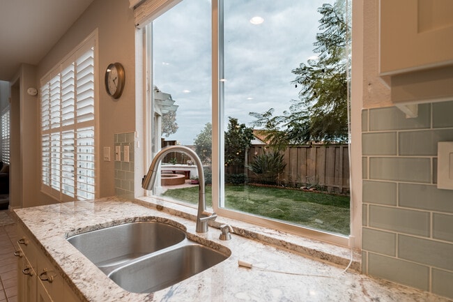 Building Photo - 6655 Hollycrest Ct
