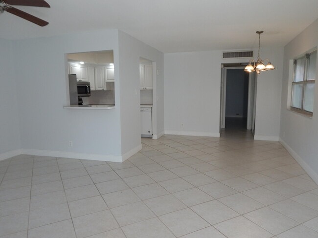 Building Photo - 242 Seville K