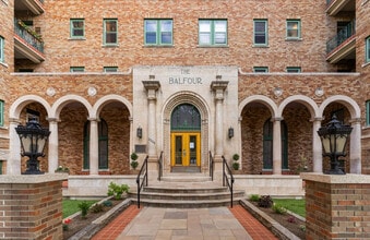 Building Photo - 2305 Victoria Av