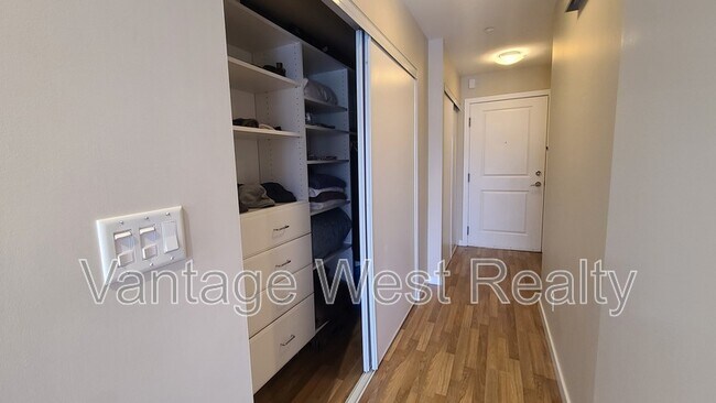 Photo du bâtiment - 318-1550 Dickson Ave