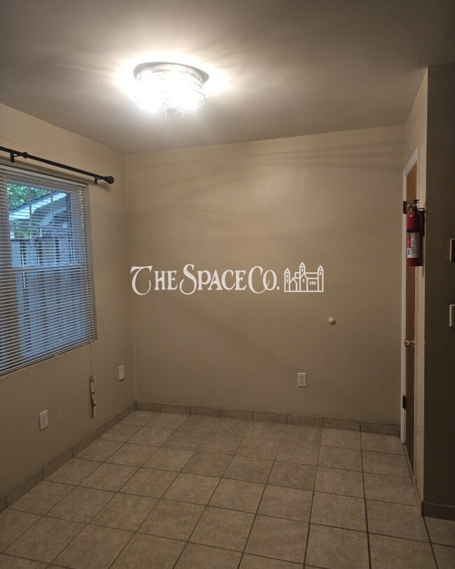 Foto del edificio - "Charming 2-Bed Townhouse Retreat on Fleming Road – Spacious Comfort in Charleston!"