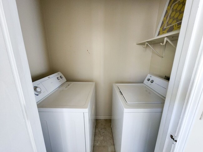 Building Photo - 3 bed 1 bath unit in duplex