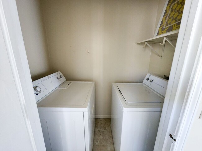 Foto del edificio - 3 bed 1 bath unit in duplex