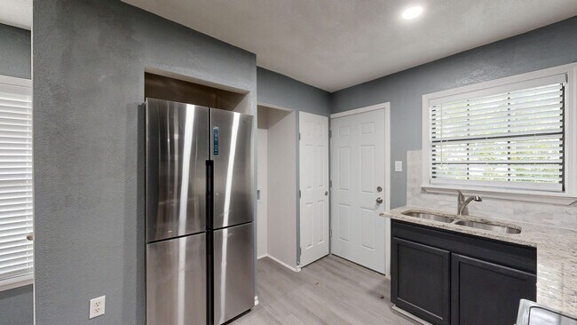 Building Photo - NO AUGUST RENT!!!! PRICE IMPROVEMENT ONLY ...