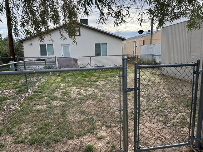 Patio trasero/lateral - 604 Havasu Ln