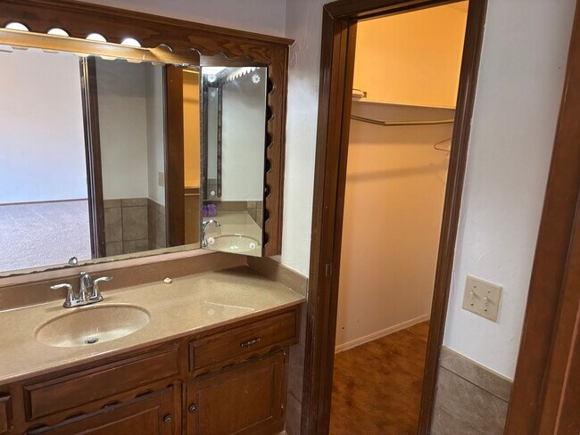 Building Photo - Large Home in NW. OKC, . Putnam City Schools