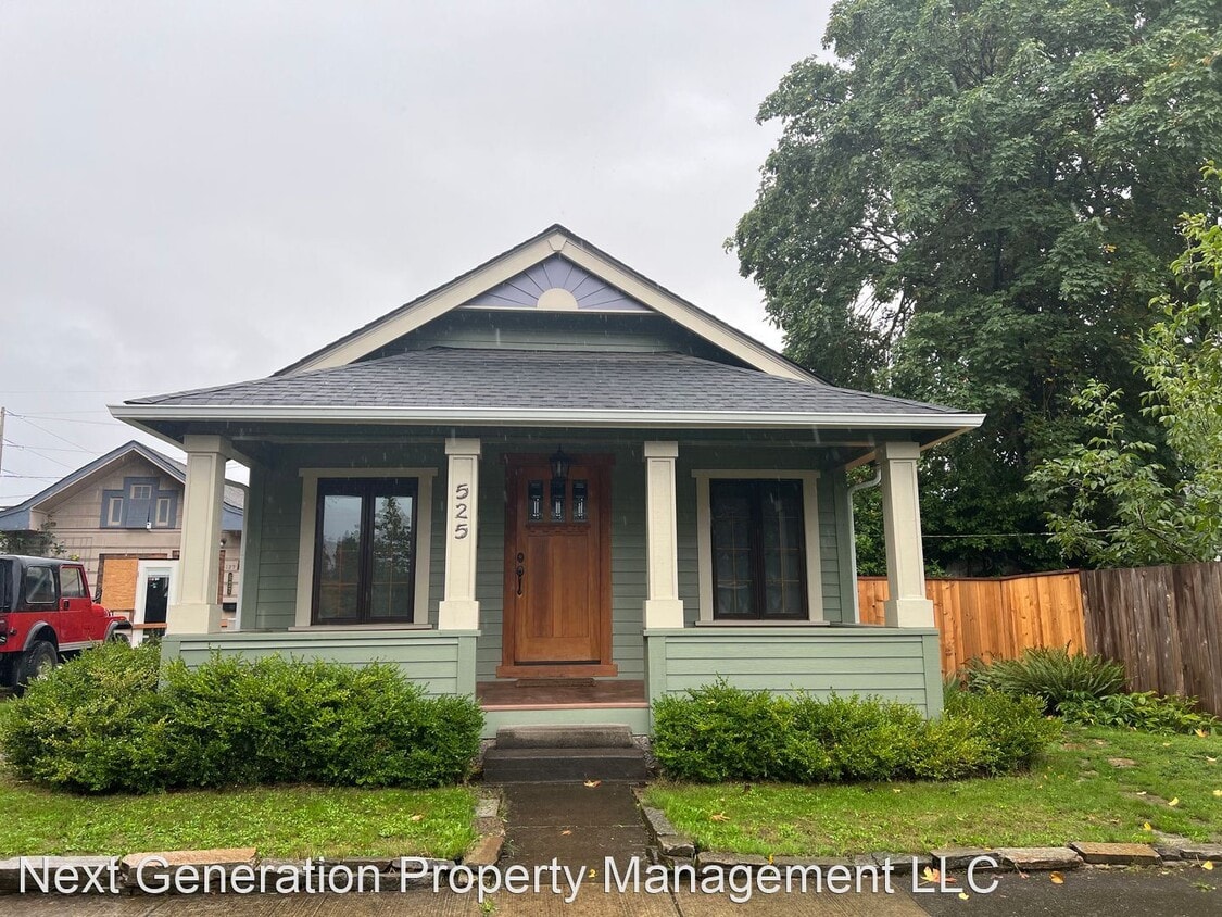 Primary Photo - 2 br, 1.5 bath House - 525 F St.