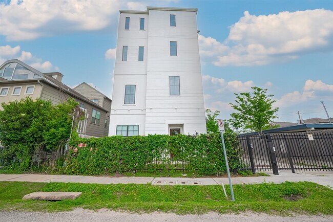 Building Photo - 4318 Center St