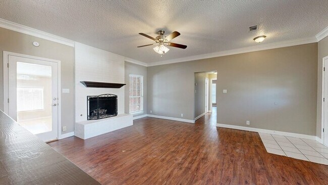 Building Photo - 3 bed 2 bath home, 2 car garage