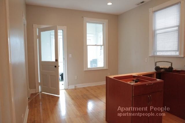 Foto del edificio - 2631 N Southport Ave