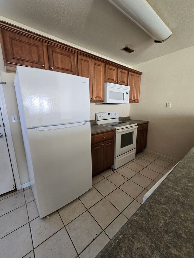 Building Photo - 5505-5507-5507 Volunteer Dr