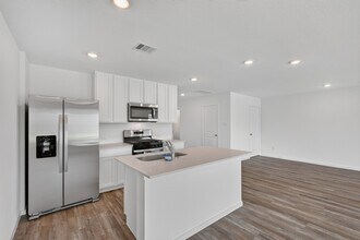 Building Photo - 40818 Hawthorne Glades St