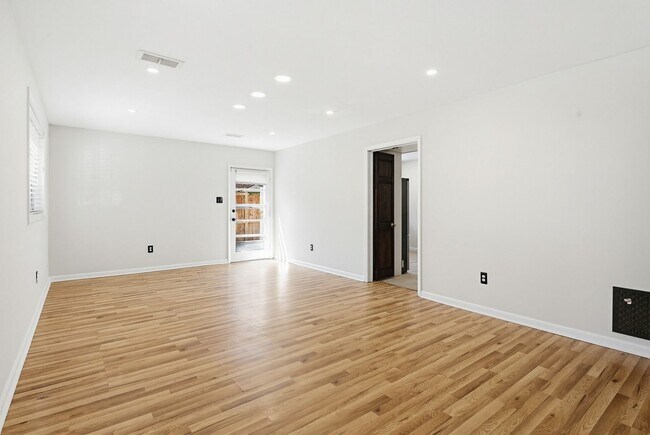 Foto del edificio - 9717 Hedin Dr